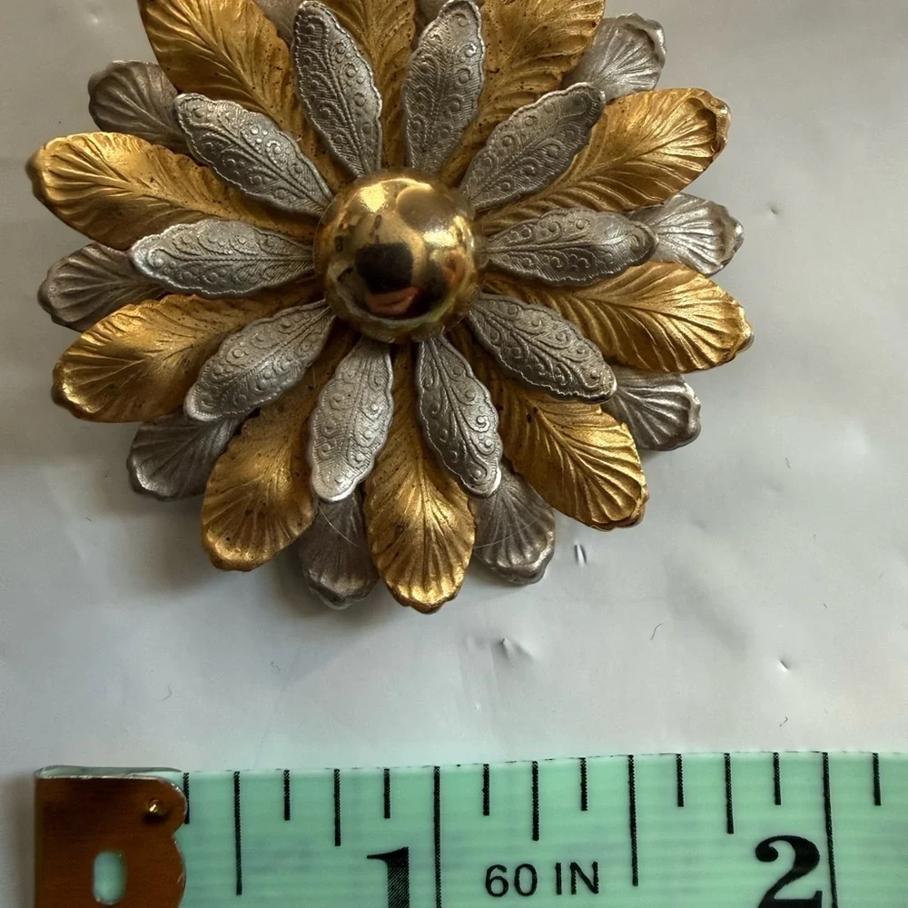 Elegant Gold and Silver Floral Brooch - Picture 4 of 4